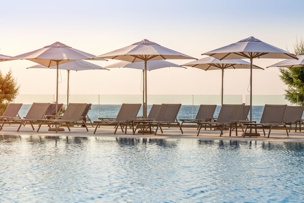 3 albercas al aire libre, sombrillas en la alberca y camastros 