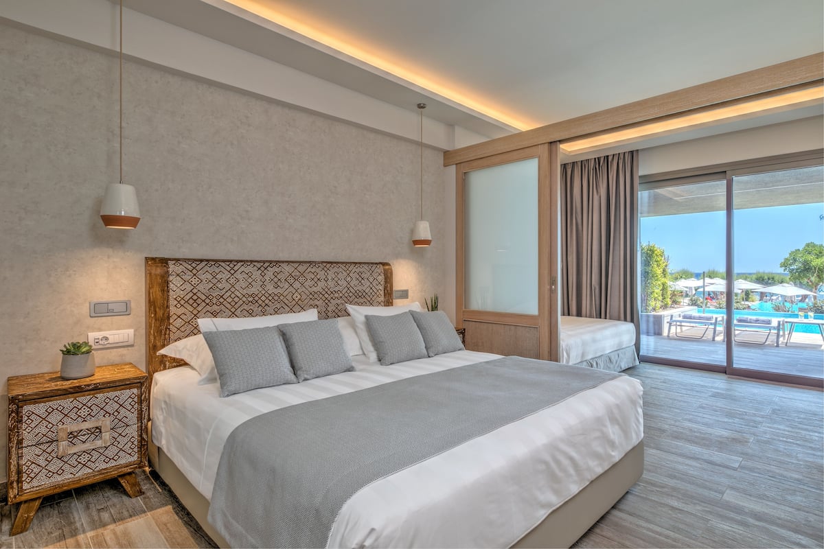 Family Room, Sea View (Swim-up) | In-room safe, blackout curtains, free WiFi, bed sheets