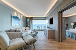 Suite Deluxe, vistas al mar | Zona de estar | Una televisión de pantalla plana