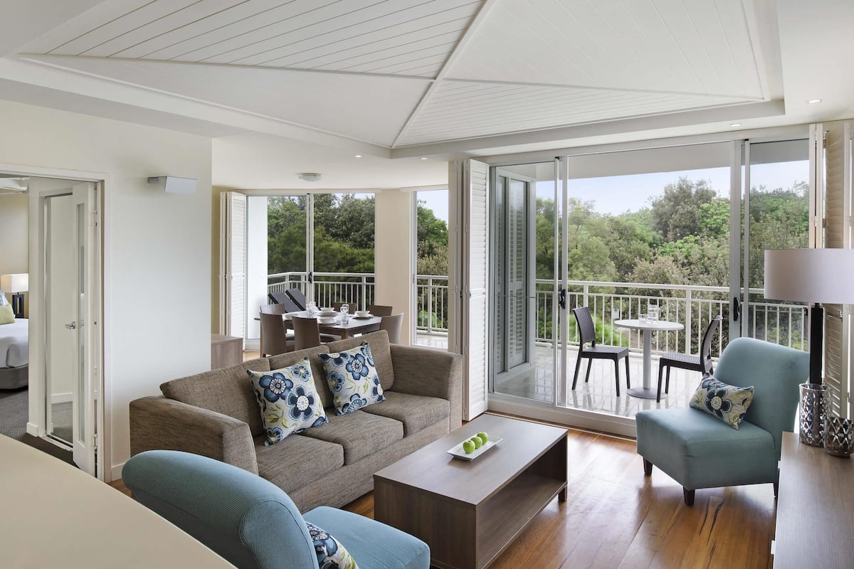 Deluxe-huone, 2 makuuhuonetta | Tallelokero huoneessa, silitysrauta/-lauta, Wi-Fi, vuodevaatteet