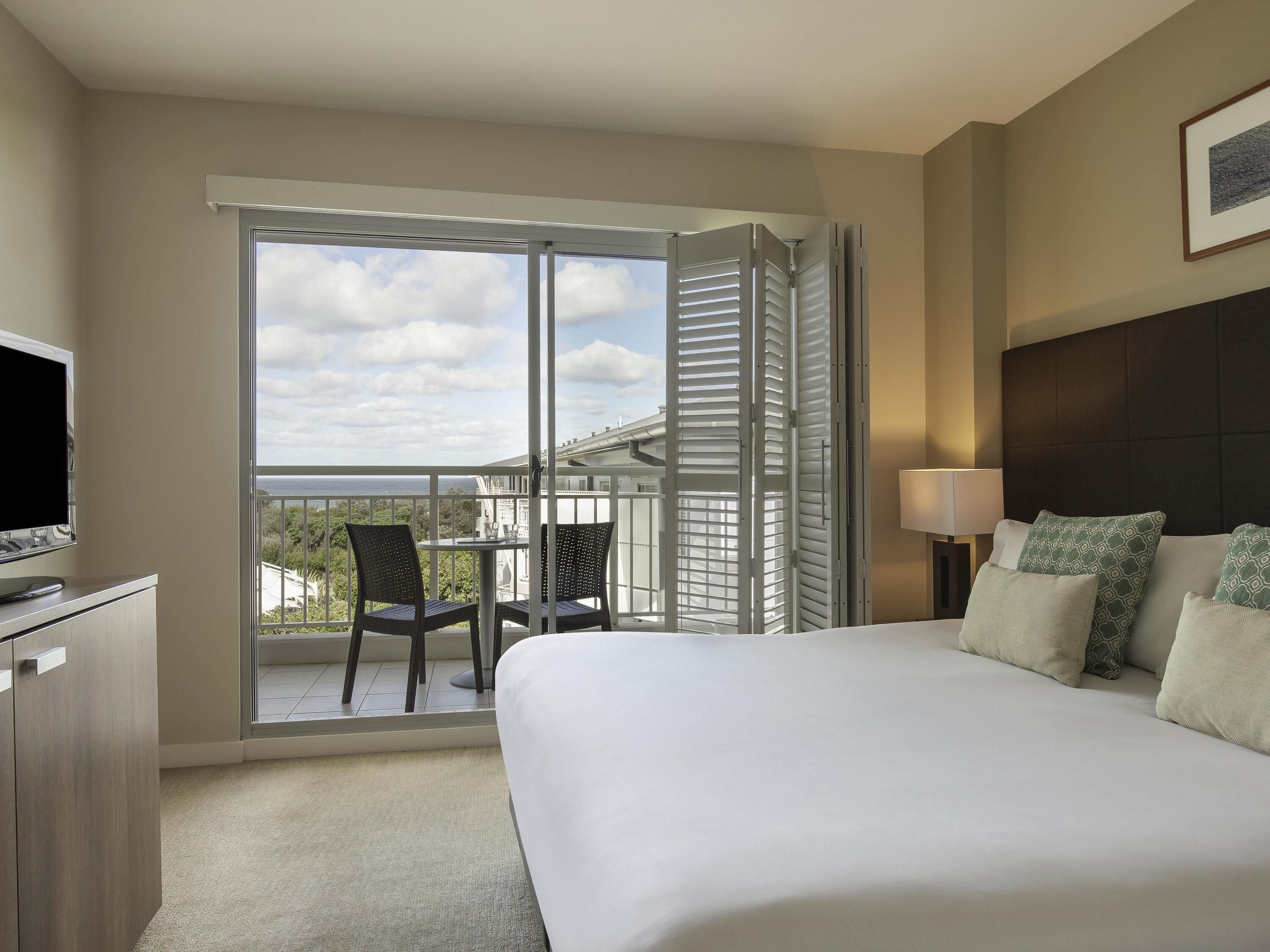 Caja de seguridad en la habitación y tabla de planchar con plancha 