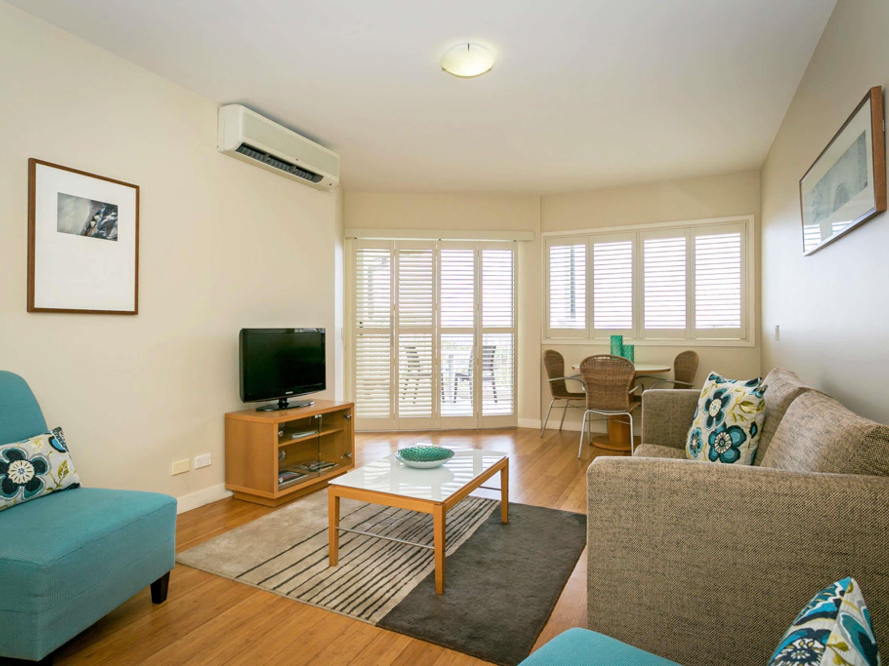 Caja de seguridad en la habitación y tabla de planchar con plancha 