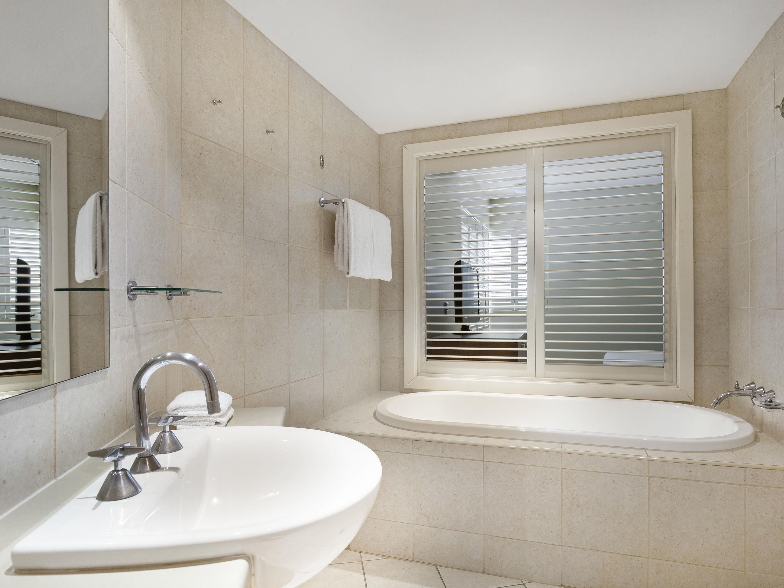 セーフティボックス (室内)、アイロン / アイロン台、WiFi、ベッドシーツ