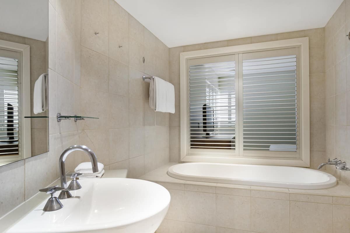 Tallelokero huoneessa, silitysrauta/-lauta, Wi-Fi, vuodevaatteet