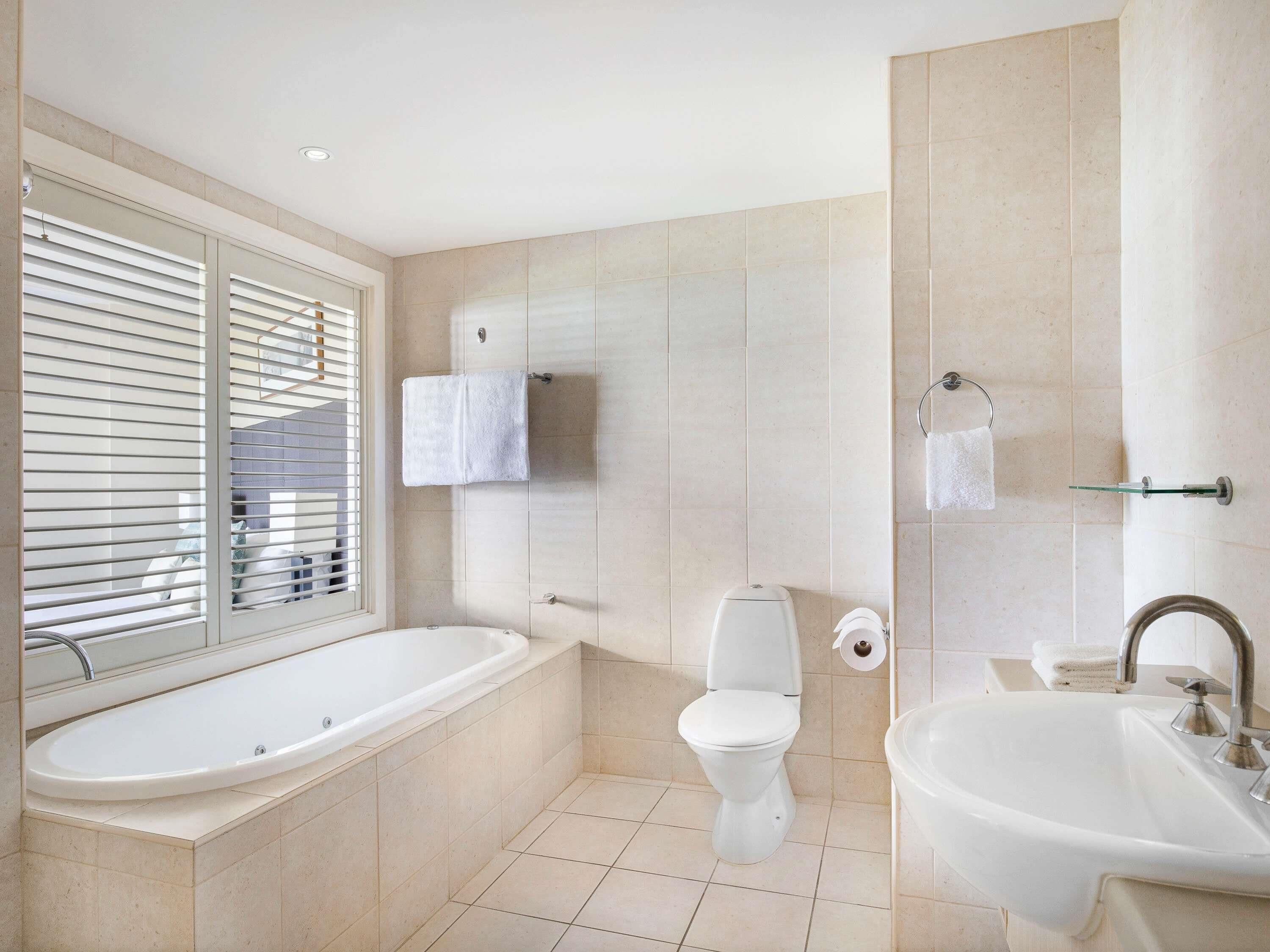 Caja fuerte, tabla de planchar con plancha, wifi y ropa de cama