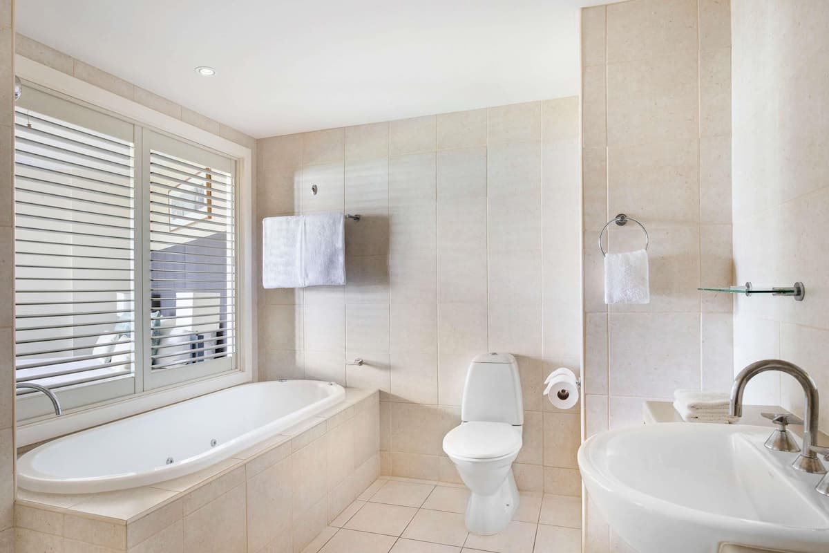 1 quarto, cofres nos quartos, ferros/tábuas de passar roupa