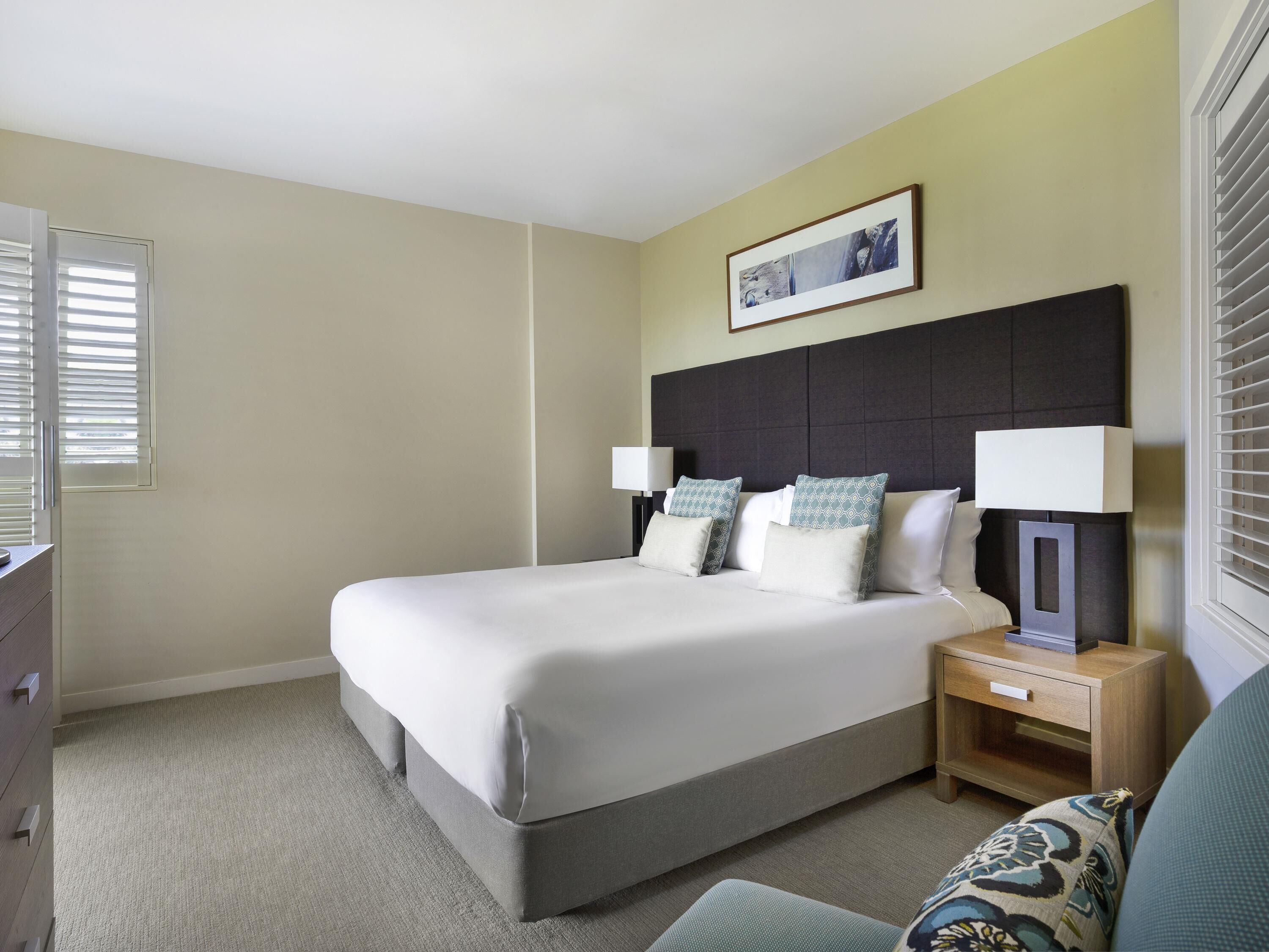 Caja de seguridad en la habitación y tabla de planchar con plancha 