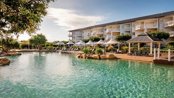Una piscina al aire libre