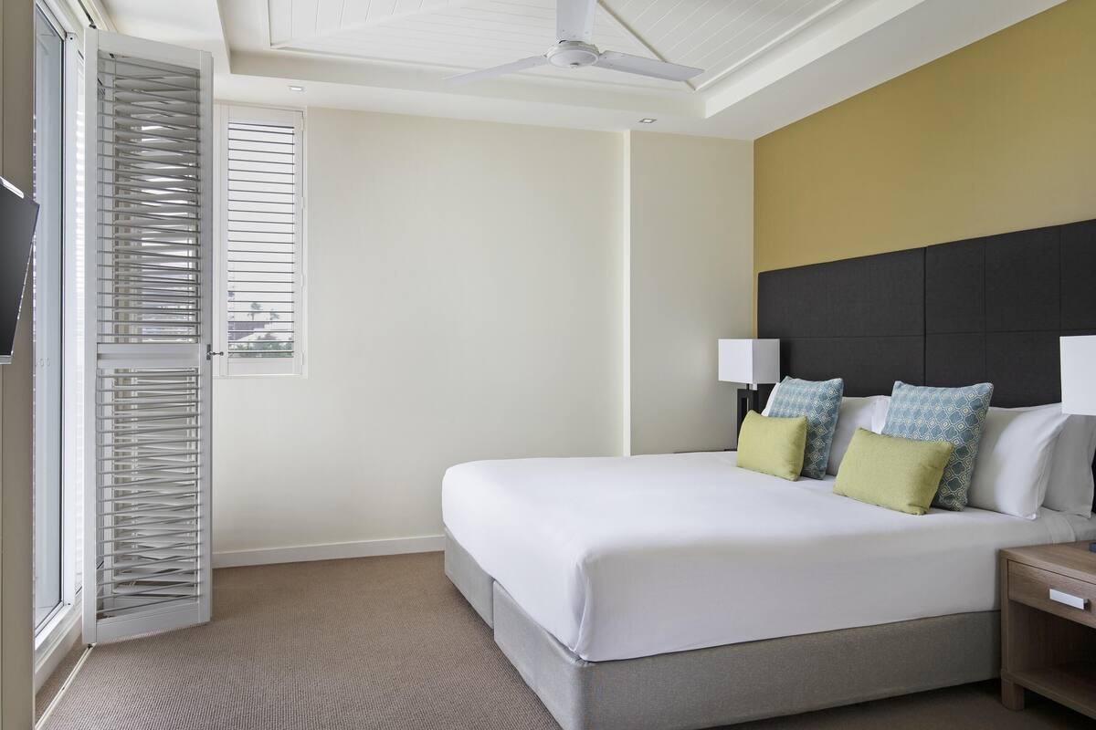 1 quarto, cofres nos quartos, ferros/tábuas de passar roupa