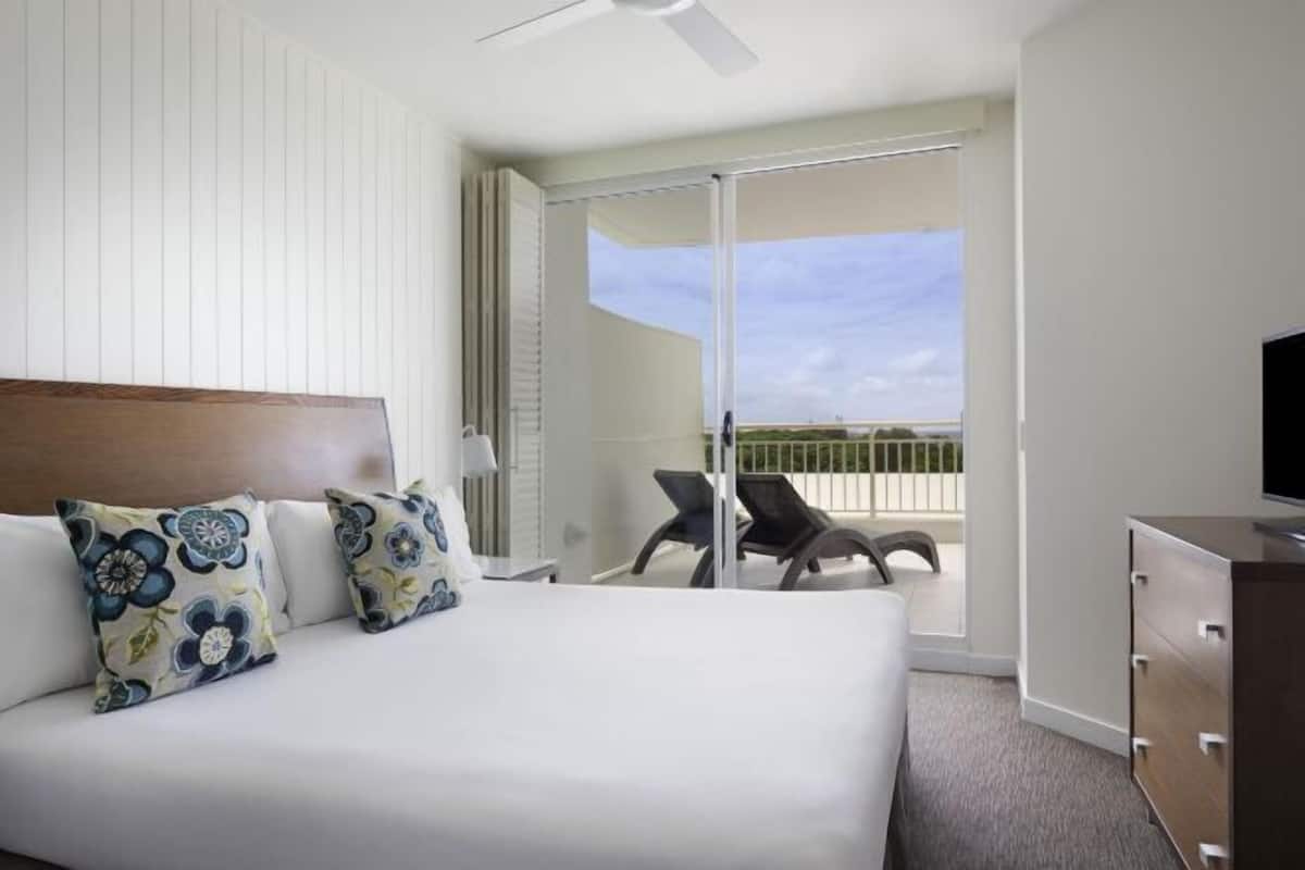 In-room safe, iron/ironing board, WiFi, bed sheets