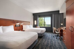 Luxe beddengoed, pillowtop-bedden, een bureau, een laptopwerkplek