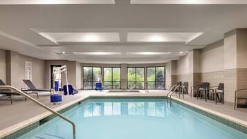 Hồ bơi trong nhà, ghế dài tắm nắng