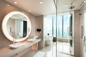 Suite Deluxe, 1 trÚs grand lit, vue sur la baie | Salle de bain | Baignoire et douche séparées, baignoire profonde, douche cascade