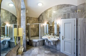 Articles de toilette de luxe, sèche-cheveux, peignoirs, bidet