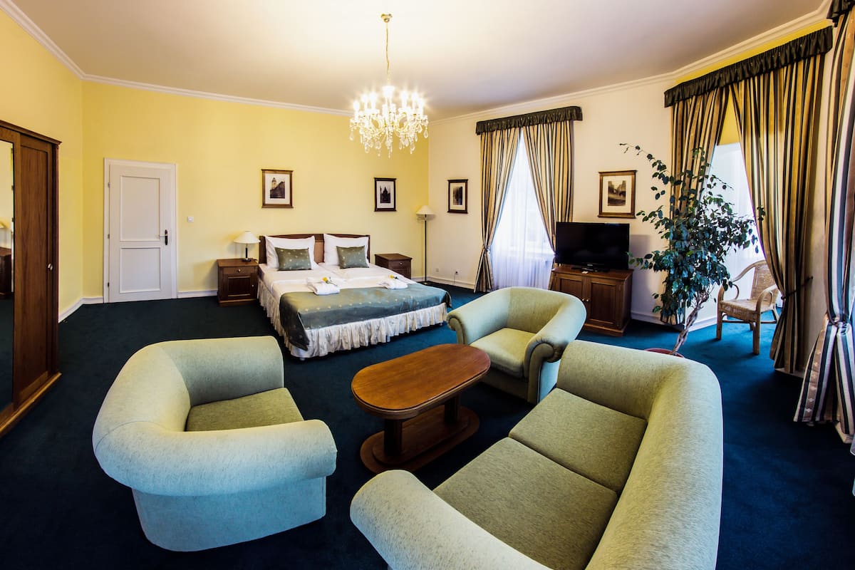 Family Suite, Balcony | Minibar, in-room safe, desk, iron/ironing board (on request)