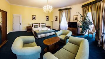 Minibar, in-room safe, desk, iron/ironing board