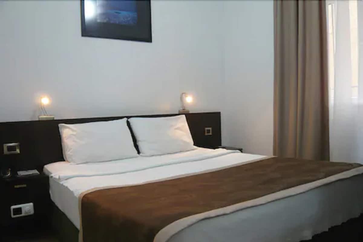 Premium bedding, minibar, desk, soundproofing