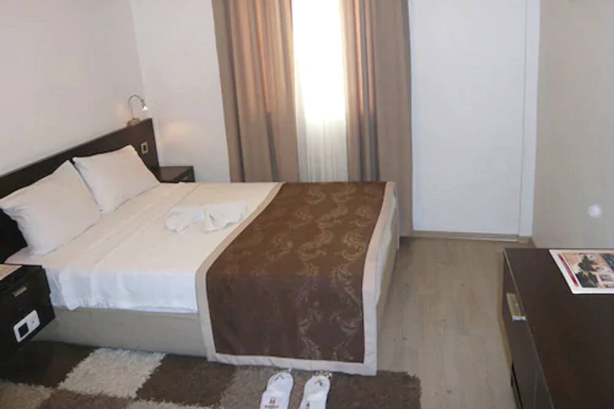 Premium bedding, minibar, desk, soundproofing