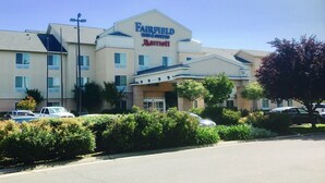 Un hotel Fairfield Inn & Suites Marriott de diseño moderno, con múltiples ventanas y estacionamiento.