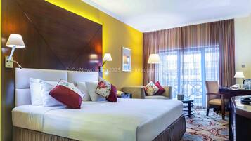 Minibar, brankas, meja kerja, dan ruang kerja ramah laptop
