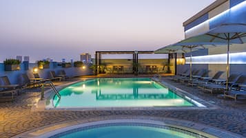 Piscine extérieure, parasols de plage, chaises longues