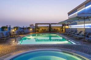 Outdoor pool, open 9:00 AM to 7:00 PM, pool umbrellas, sun loungers - Coral Dubai Deira Hotel (Dubai)