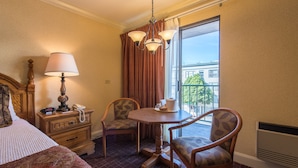 Standard Room, 1 King Bed | Room amenity