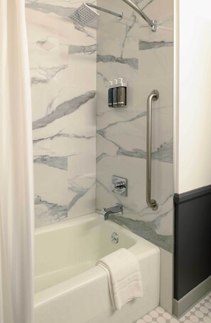 Combined shower/bathtub, free toiletries, hair dryer, towels - Coventry Motor Inn (San Francisco)