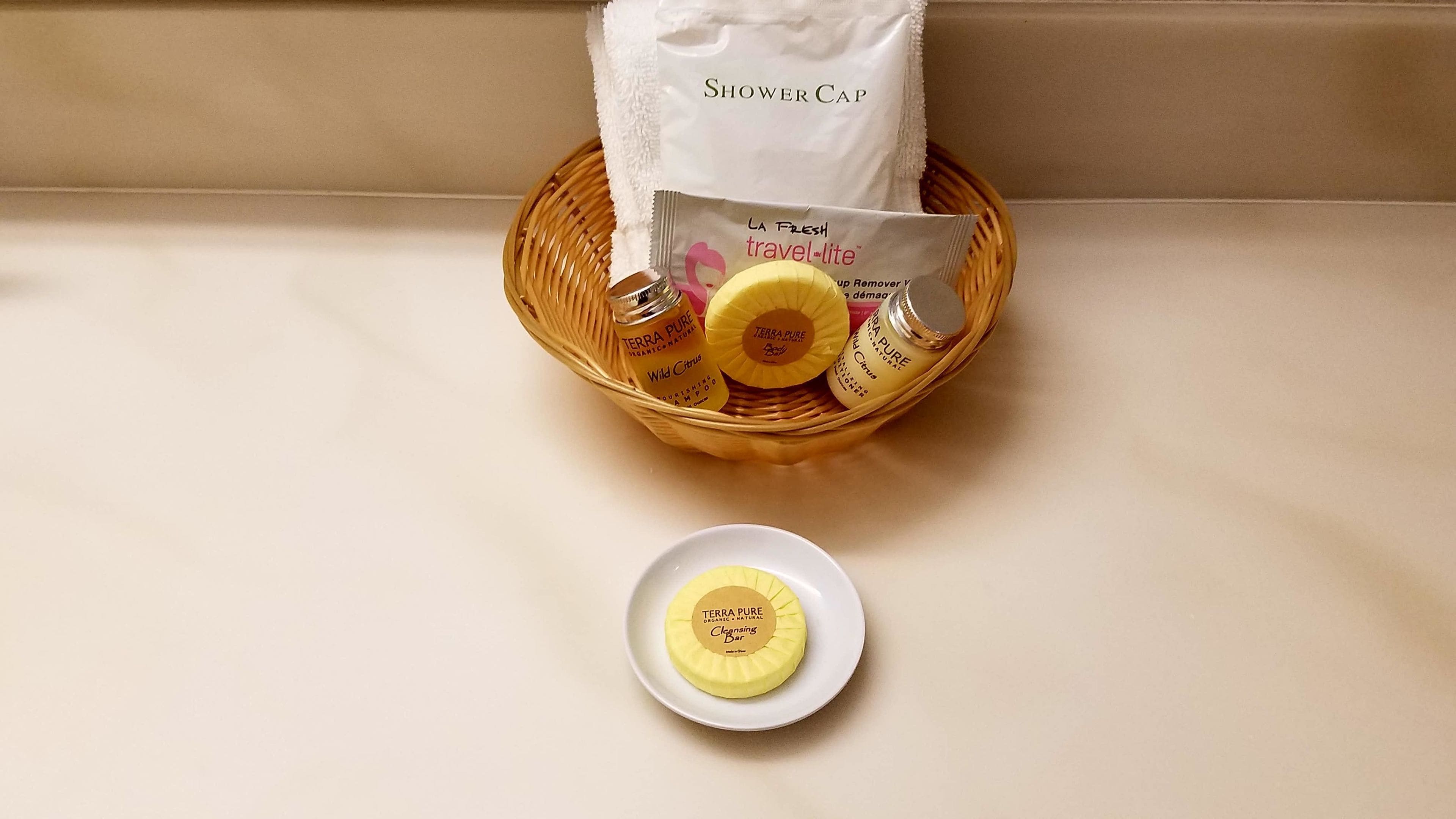 combined shower/bathtub, eco-friendly toiletries, hair dryer, towels