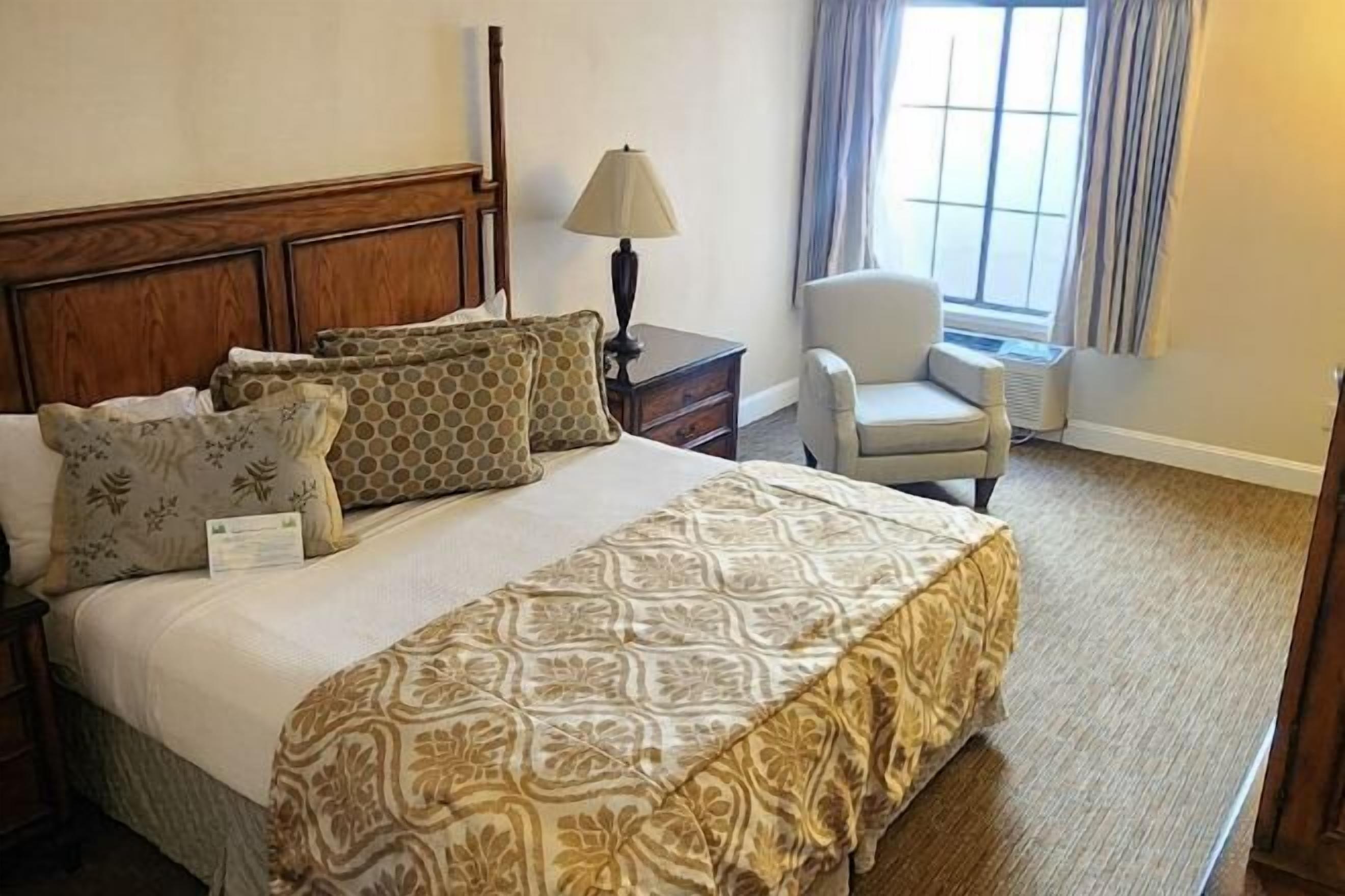 خزنة داخل الغرفة ومكتب وستائر تعتيم ومكواة/لوح كي