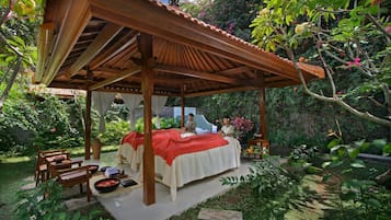 Salas de tratamiento para parejas, un sauna, una bañera de hidromasaje