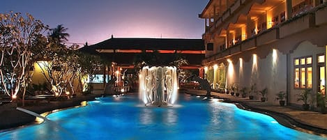 2 Außenpools, geöffnet von 08:00 Uhr bis 22:00 Uhr, Sonnenschirme