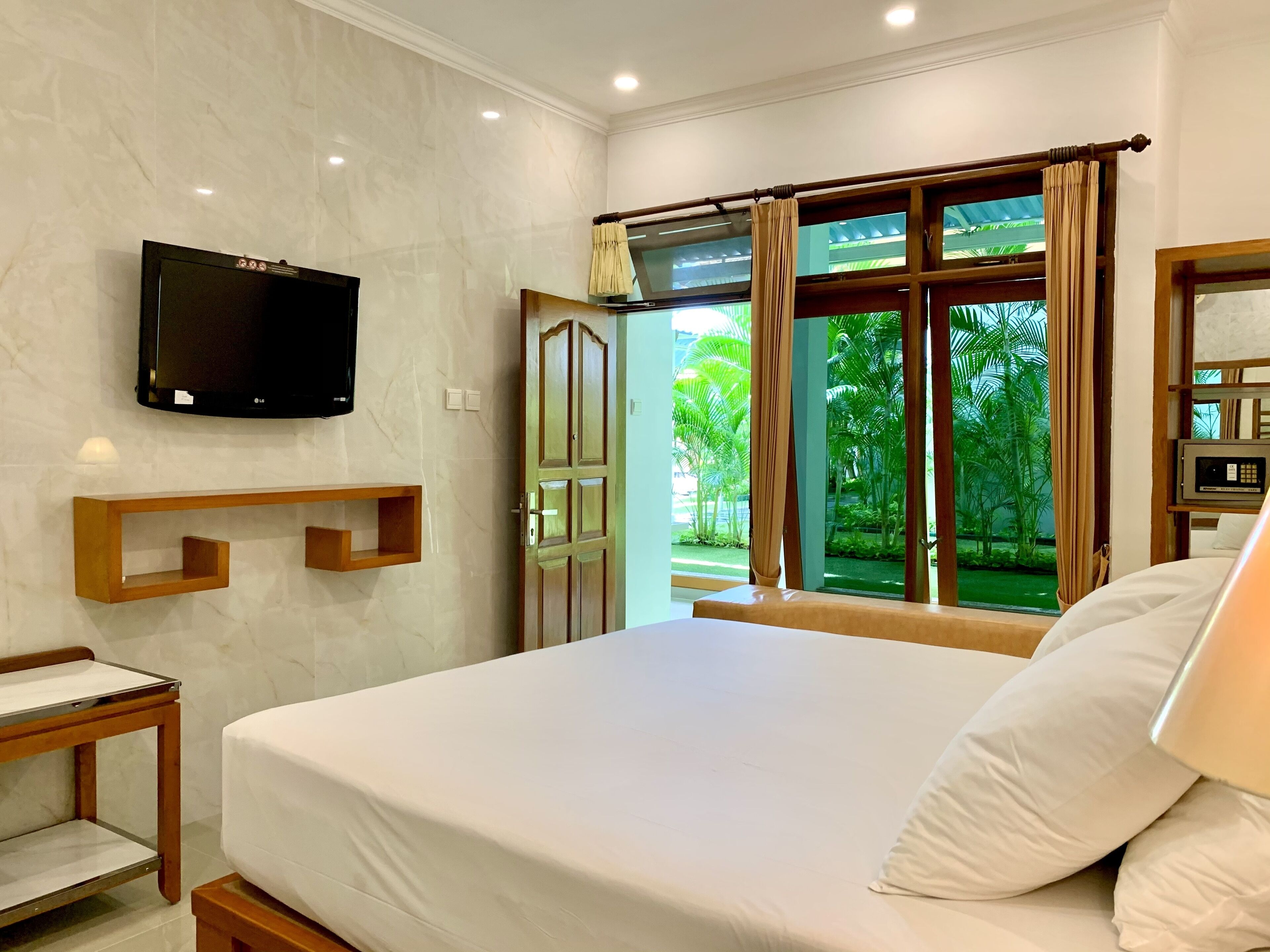 standard room, 1 king bed | memory-foam beds, in-room safe, individually furnished, travel cot