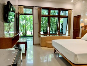 Memory-foam beds, in-room safe, individually furnished, travel cot - Febri's Hotel & Spa (Kuta)