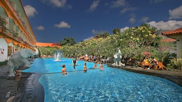2 buitenzwembaden, parasols voor strand/zwembad