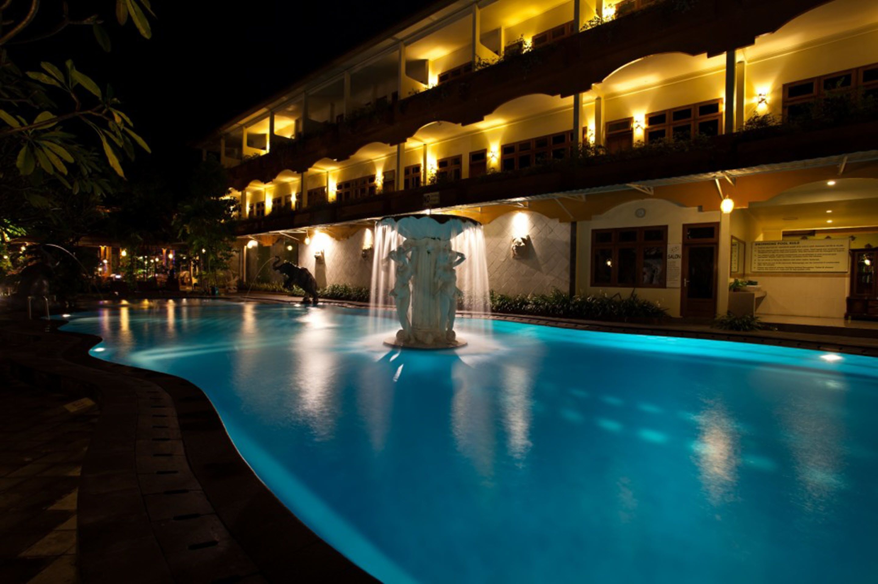 2 outdoor pools, open 8:00 am to 10:00 pm, pool umbrellas, pool loungers