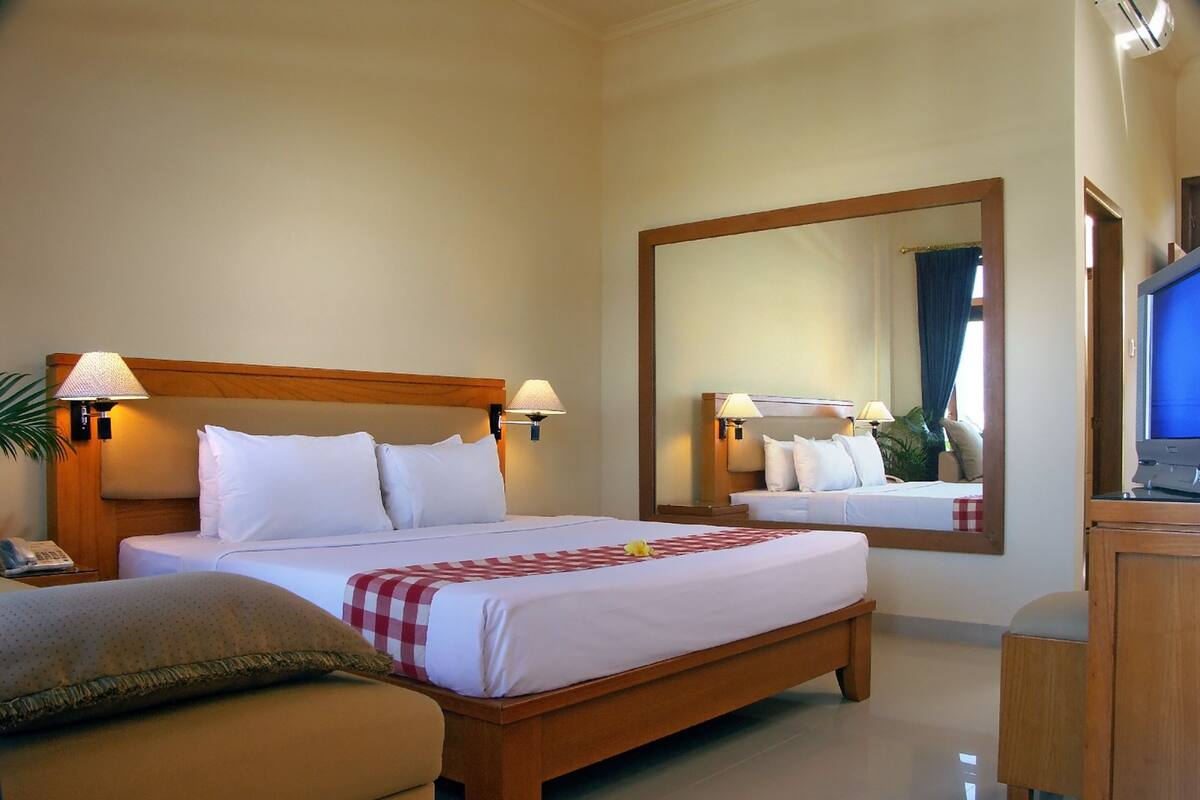Quarto superior, 1 cama King | Camas com colchões de espuma com sistema de memória, cofres nos quartos