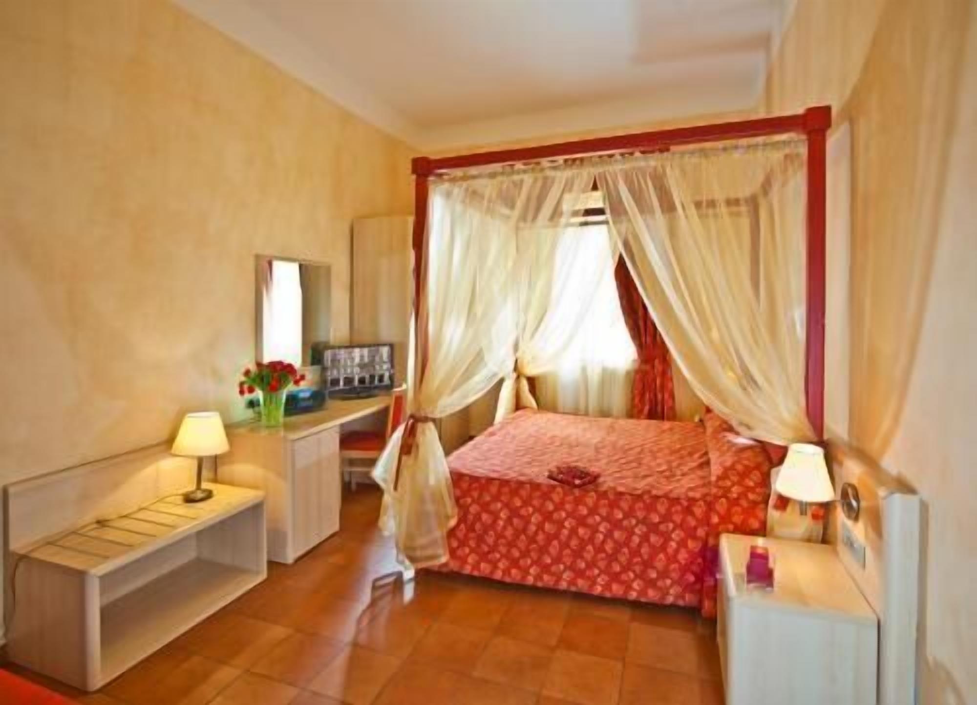 Roupas de cama premium, frigobar, cofres nos quartos, escrivaninha