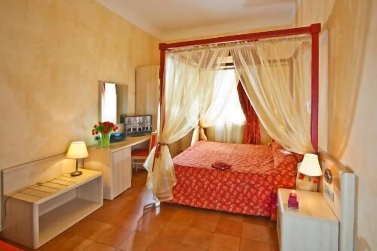 Roupas de cama premium, frigobar, cofres nos quartos, escrivaninha