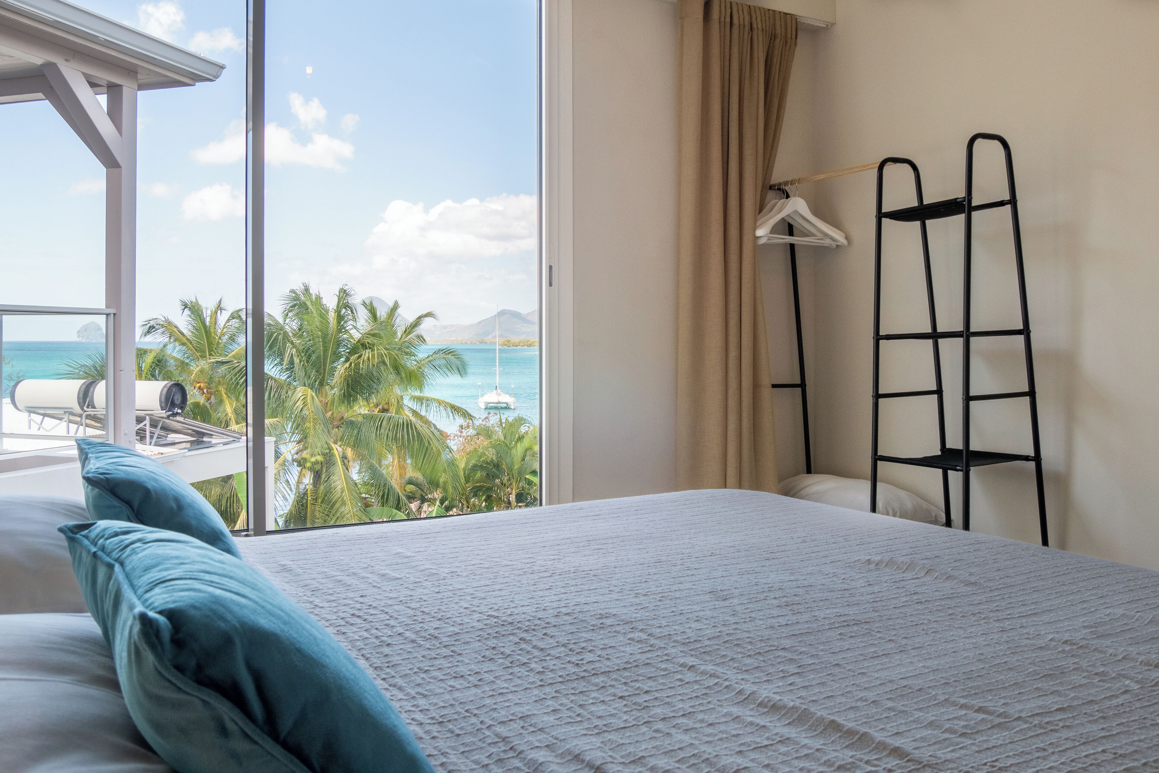 Appartement Tobago | Sängtillbehör av högsta kvalitet och värdeförvaringsskåp på rummet