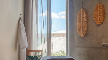 Couples treatment room(s), hot tub, body treatments