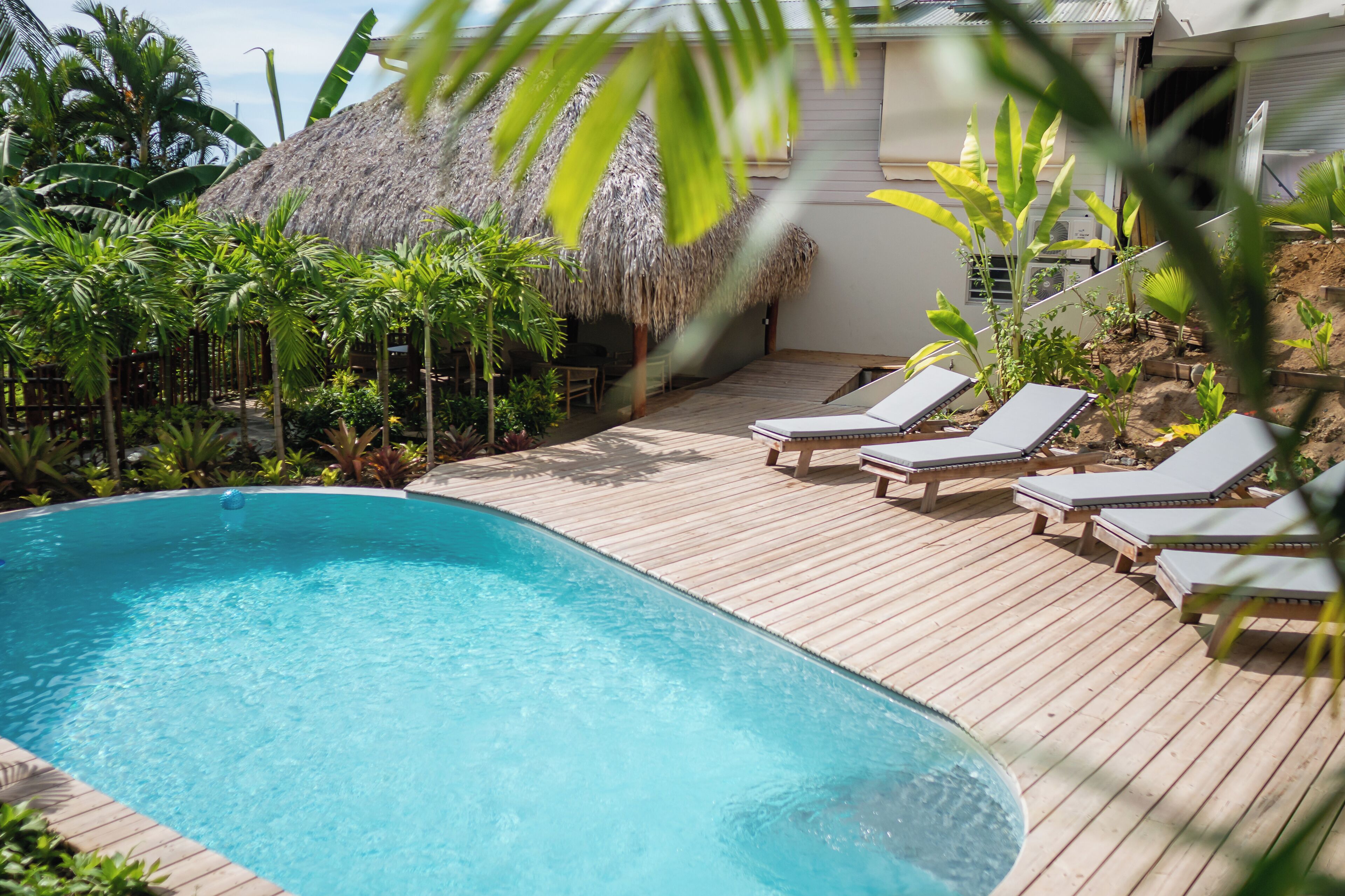 2 buitenzwembaden, parasols bij het zwembad en ligstoelen
