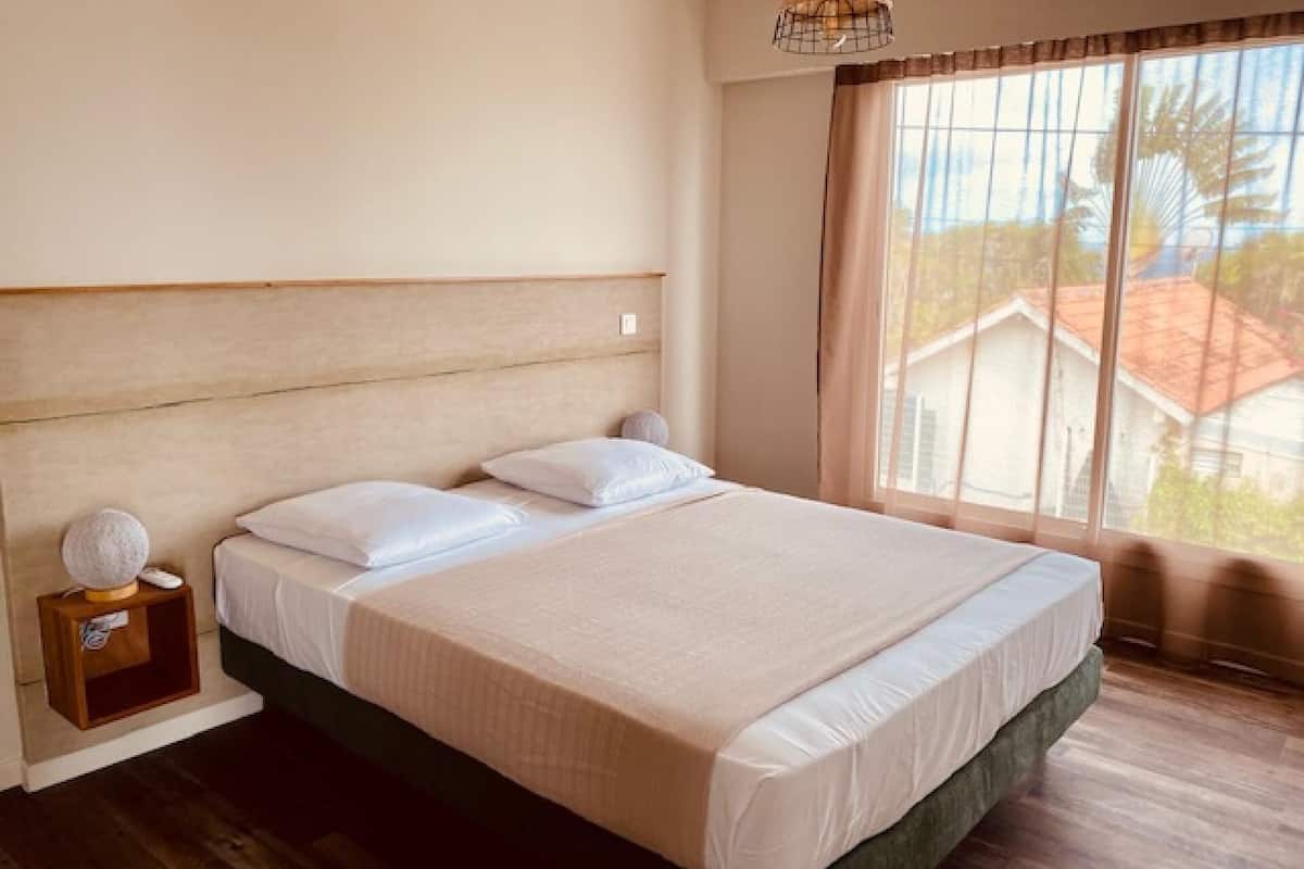 Premium bedding, in-room safe, desk, laptop workspace