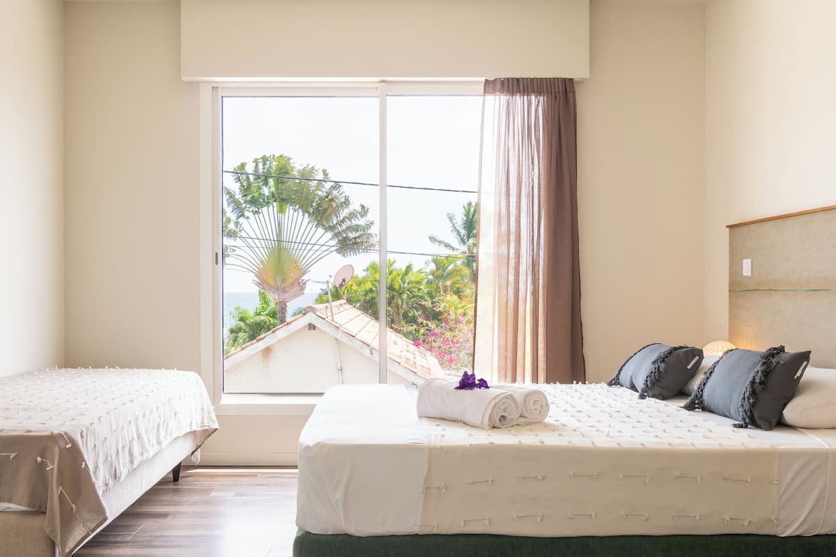 Premium bedding, in-room safe, desk, laptop workspace