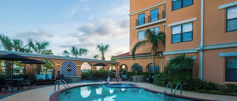 Piscina externa, funciona das 7h às 22h, guarda-sóis, espreguiçadeiras