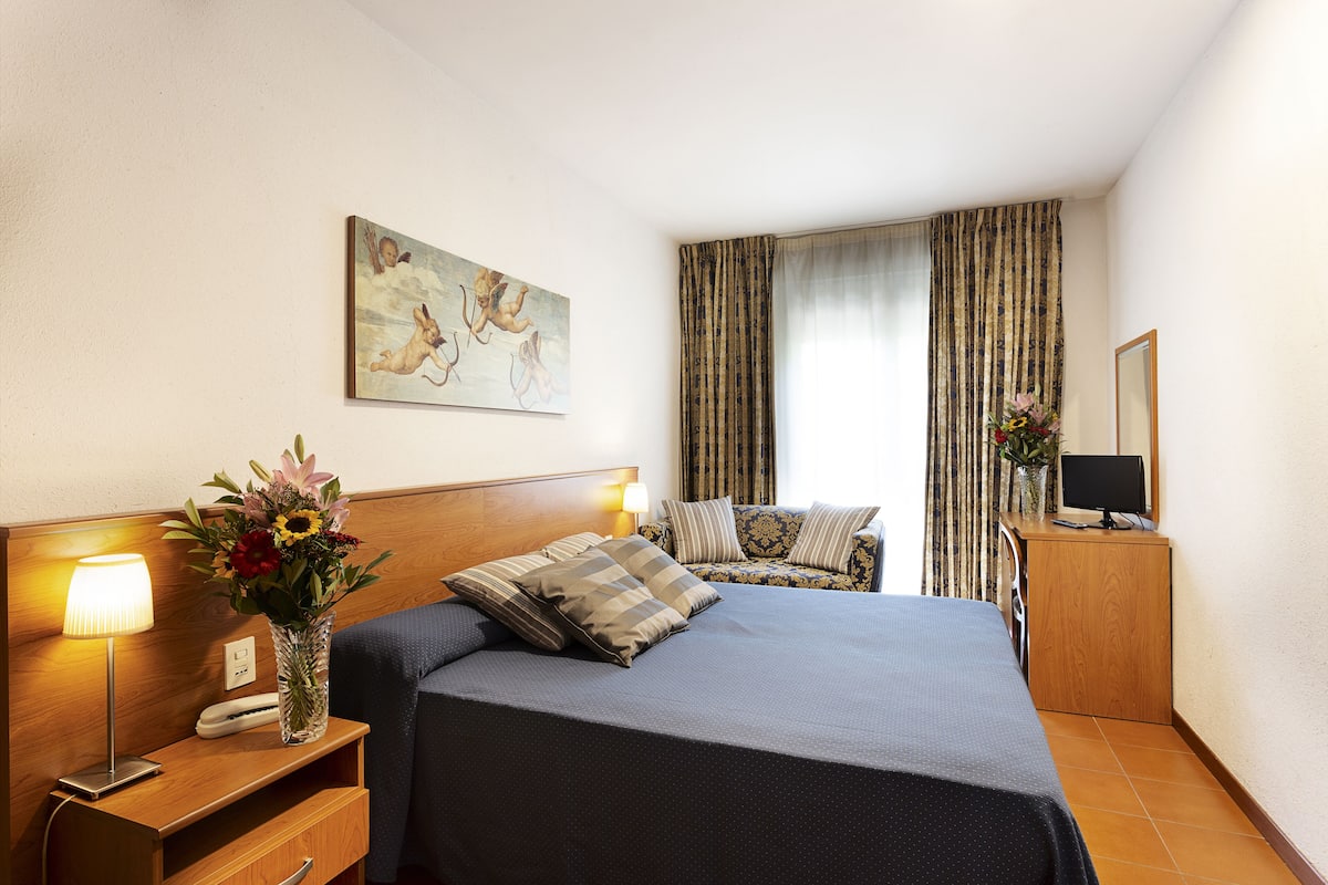 Coffres-forts dans les chambres, bureau, Wi-Fi gratuit, draps fournis