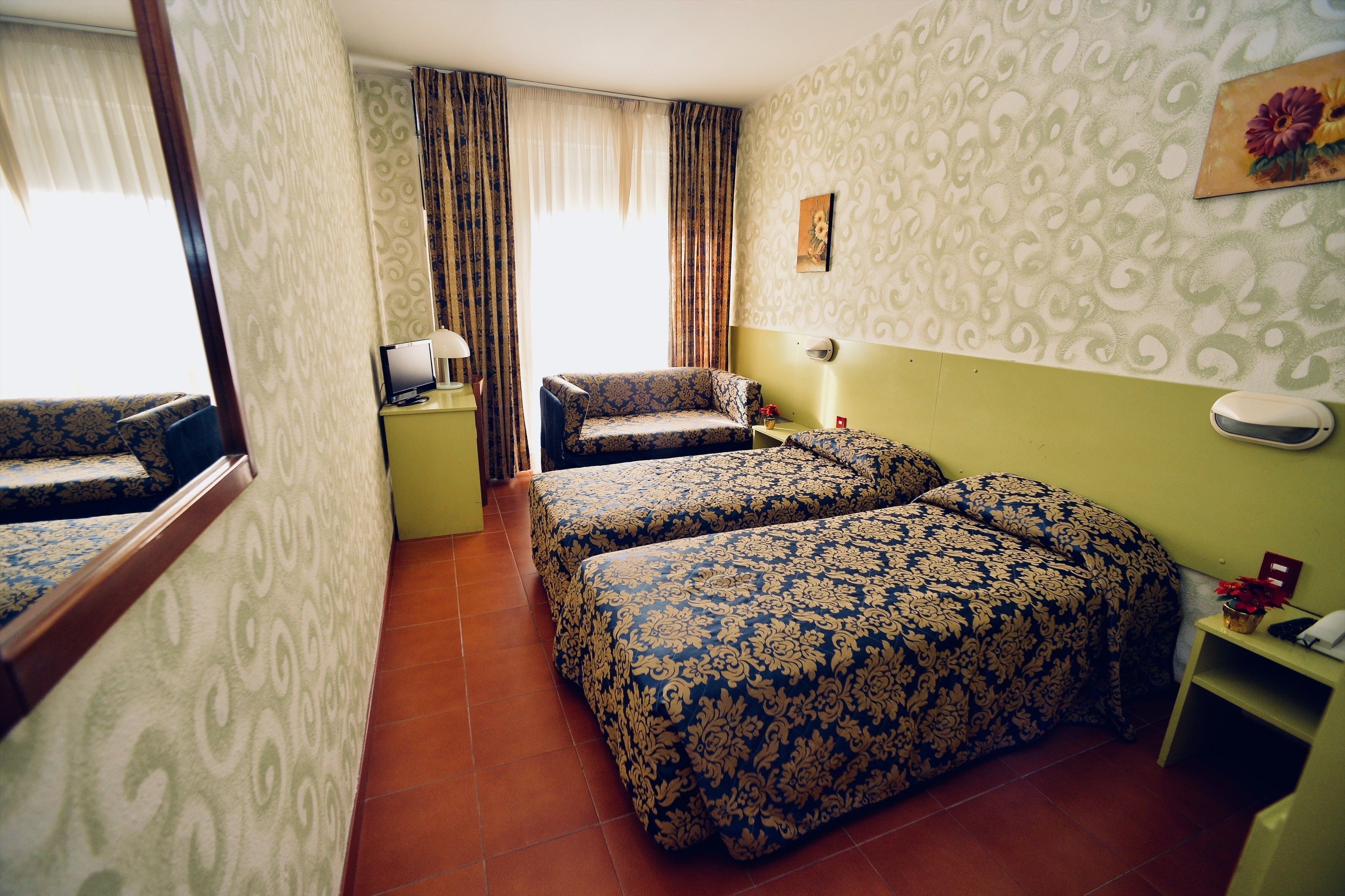 double room single use | in-room safe, desk, free wifi, bed sheets