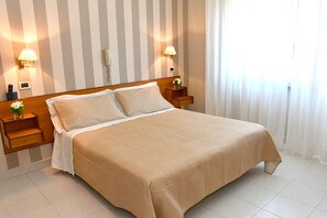 Habitación doble de uso individual | Caja fuerte, escritorio, camas supletorias y ropa de cama