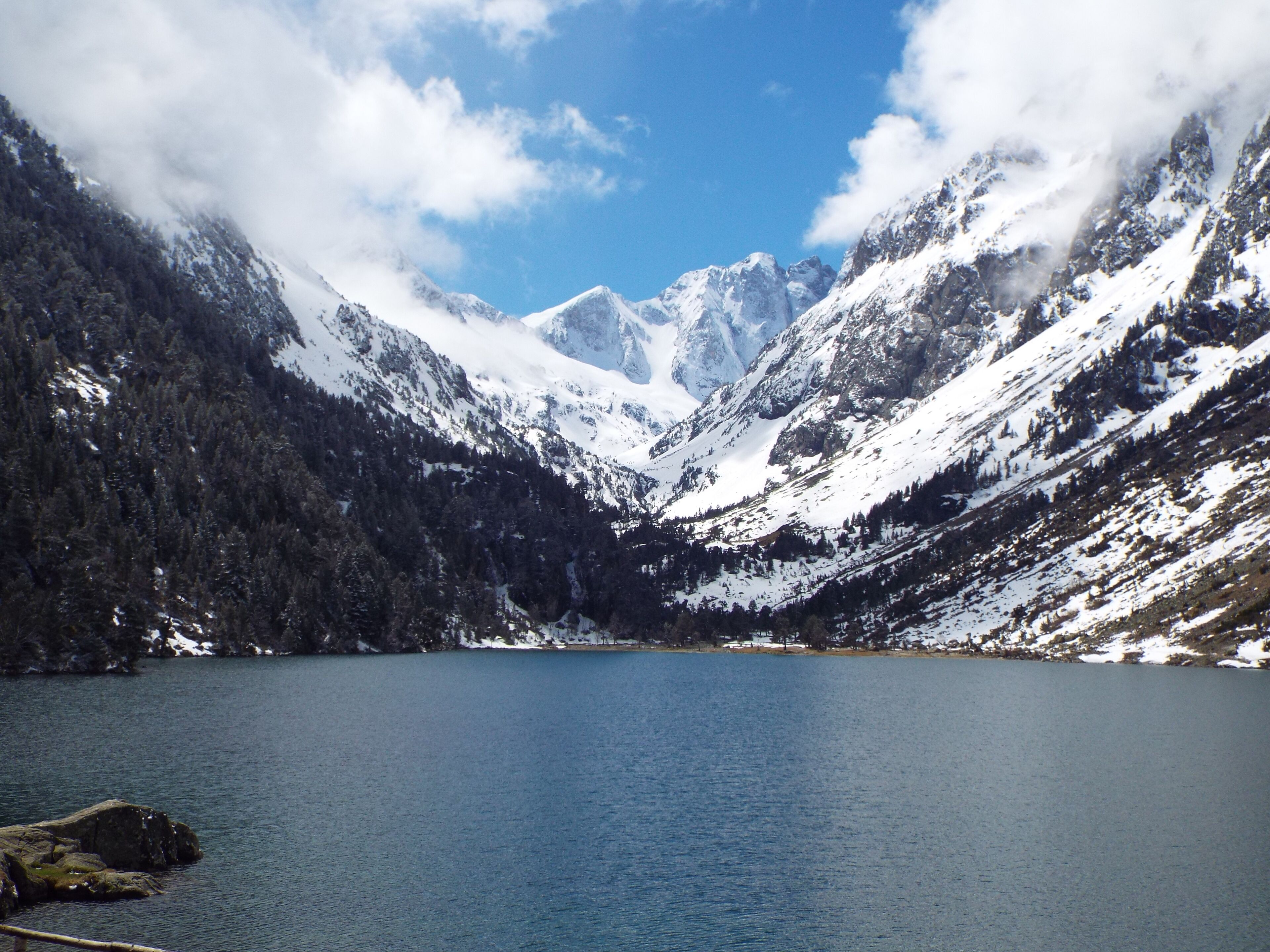 Un paisaje montañoso con un lago.