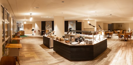 Restaurant. Garden & City Cauterets Balneo